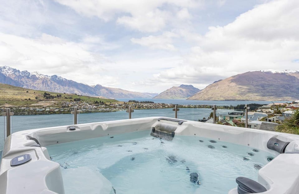 Hot Tub, Lake view, Mountain view