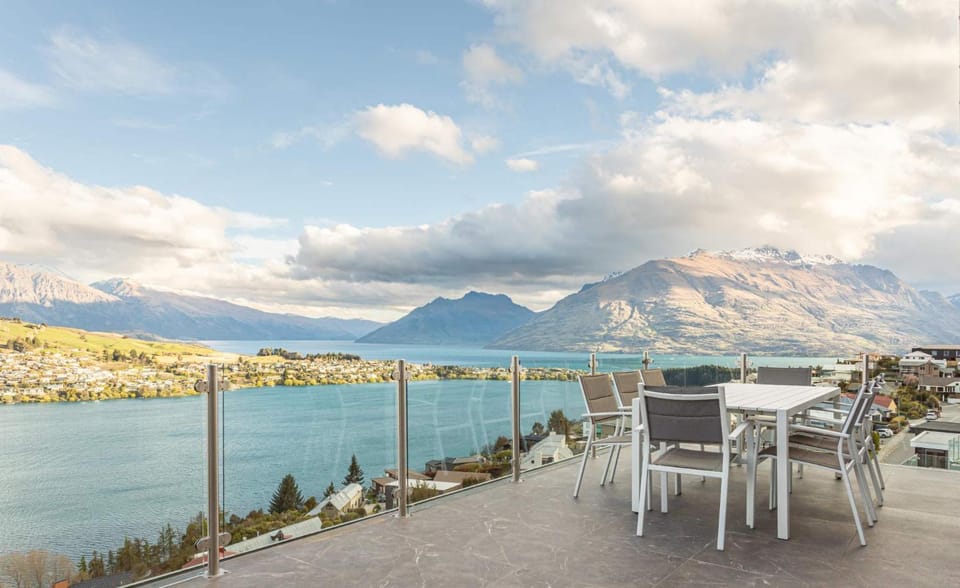 Natural landscape, View (from property/room), Balcony/Terrace, Dining area, Lake view, Mountain view