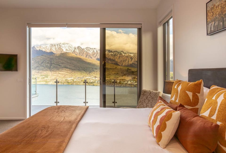 Bed, TV and multimedia, Balcony/Terrace, Bedroom, Lake view, Mountain view, heating