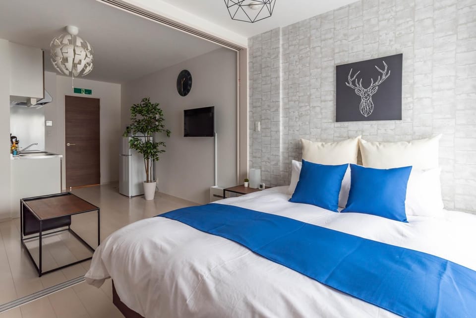 Bed, TV and multimedia, Bedroom