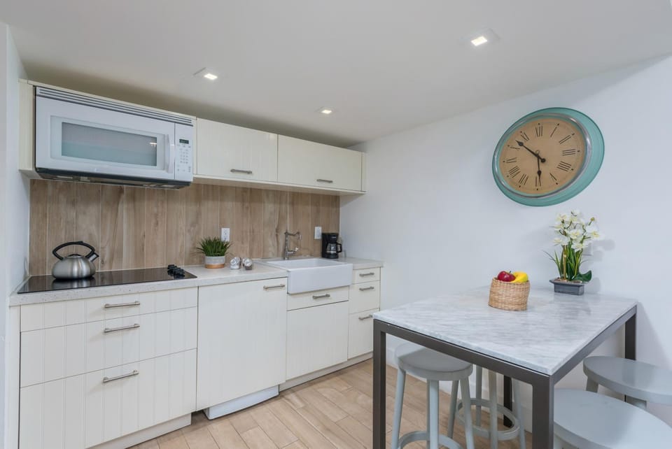 SoBe Lux Suites On Ocean Apartment in Flamingo Lummus