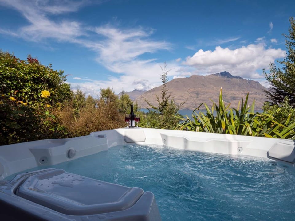 Natural landscape, Hot Tub, Garden view, Mountain view