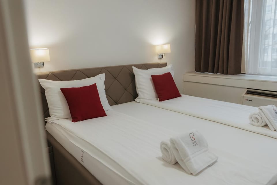 Bed, Bedroom, Guests, towels