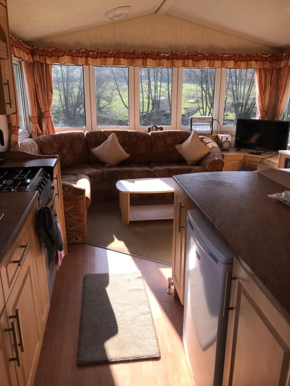 Shepherds Huts Ham Hill, 2 double beds, Bathroom, Lounge, Diner, Kitchen, LOVE dogs & Cats Looking out to lake and by Ham Hill Country Park plus parking for large vehicles available also great deals on workers long term This is the place to relax and BBQ Hotel in South Somerset District