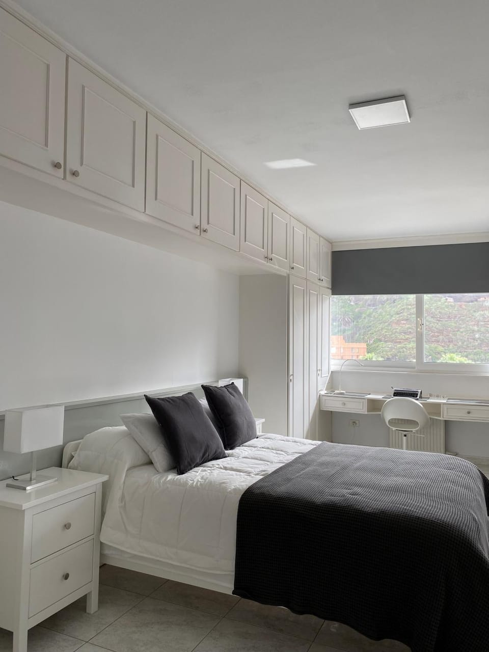 Bed, Seating area, Bedroom