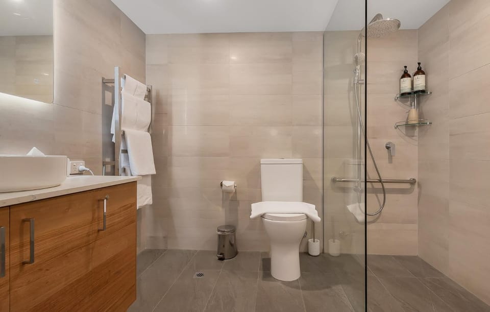 Shower, Toilet, Bathroom, towels