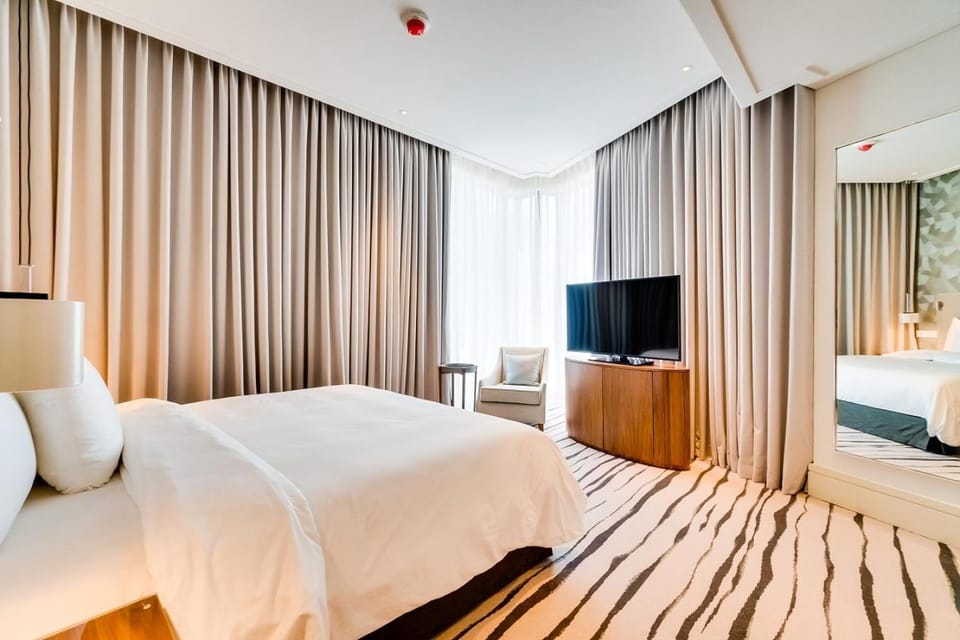 Bed, TV and multimedia, Photo of the whole room, Bedroom