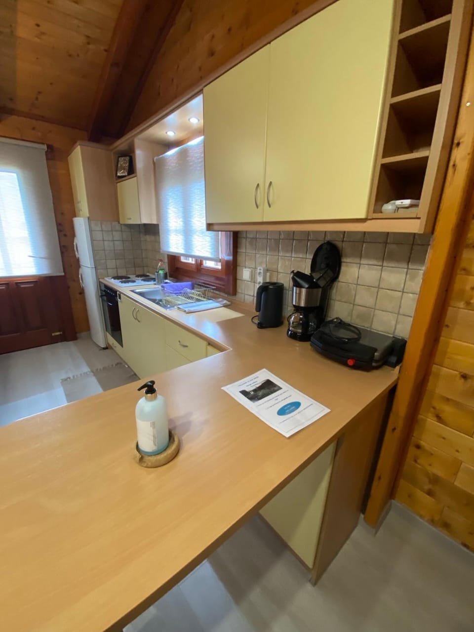 Coffee/tea facilities, Kitchen or kitchenette, stove, toaster