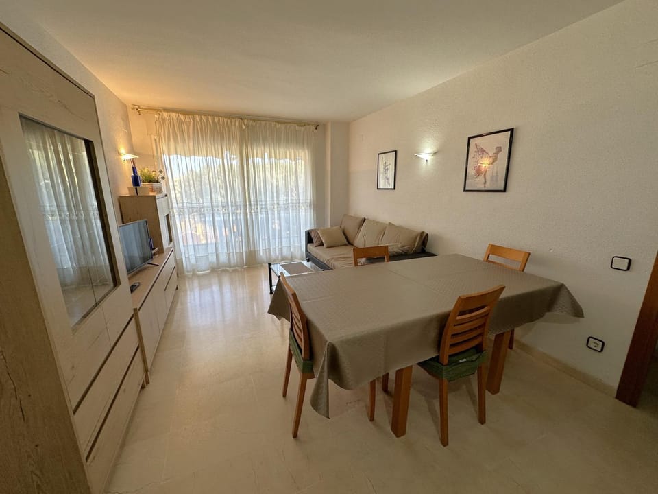 TV and multimedia, Living room, Seating area, Dining area