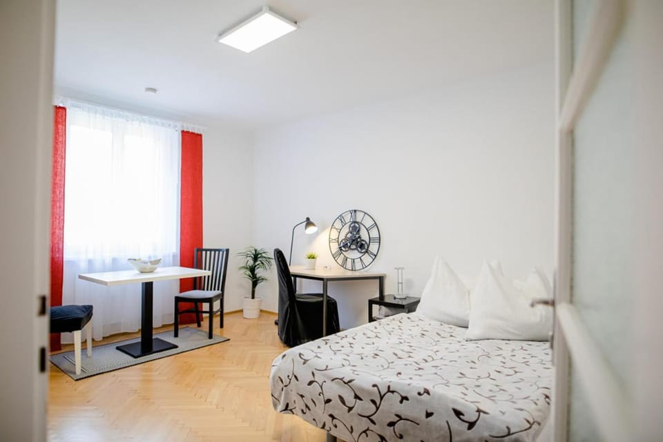 Bed, Seating area, Dining area