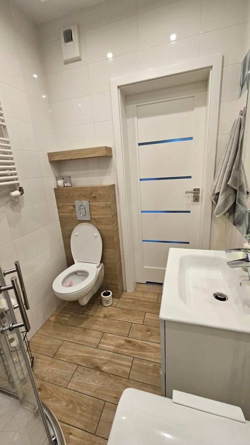 Shower, Toilet, Bathroom, towels