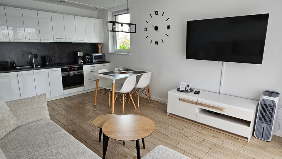 TV and multimedia, Coffee/tea facilities, Kitchen or kitchenette, Living room, Seating area