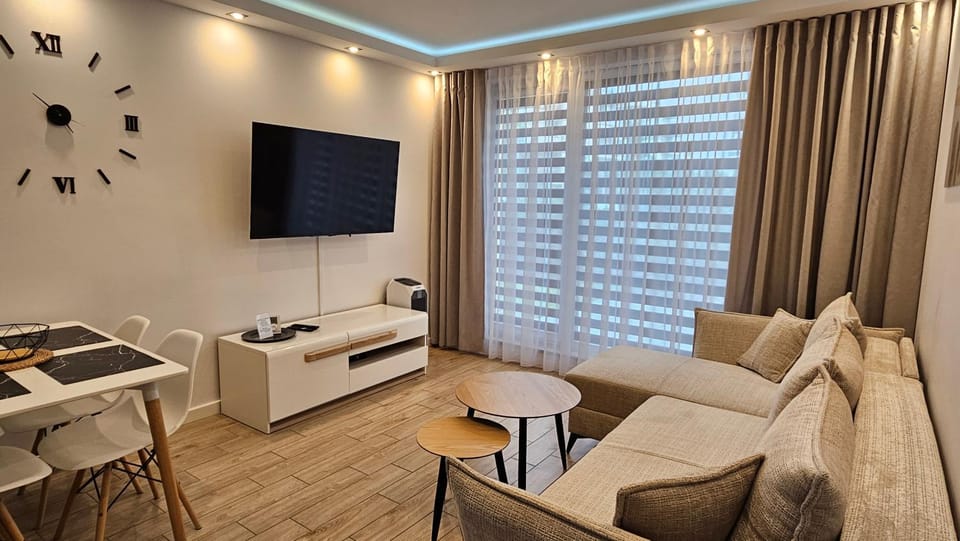 TV and multimedia, Living room, Seating area, Evening entertainment