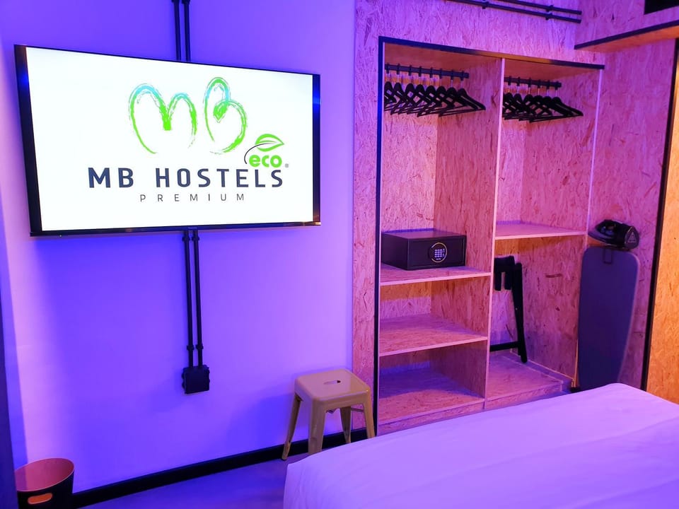 Bed, TV and multimedia, Bedroom
