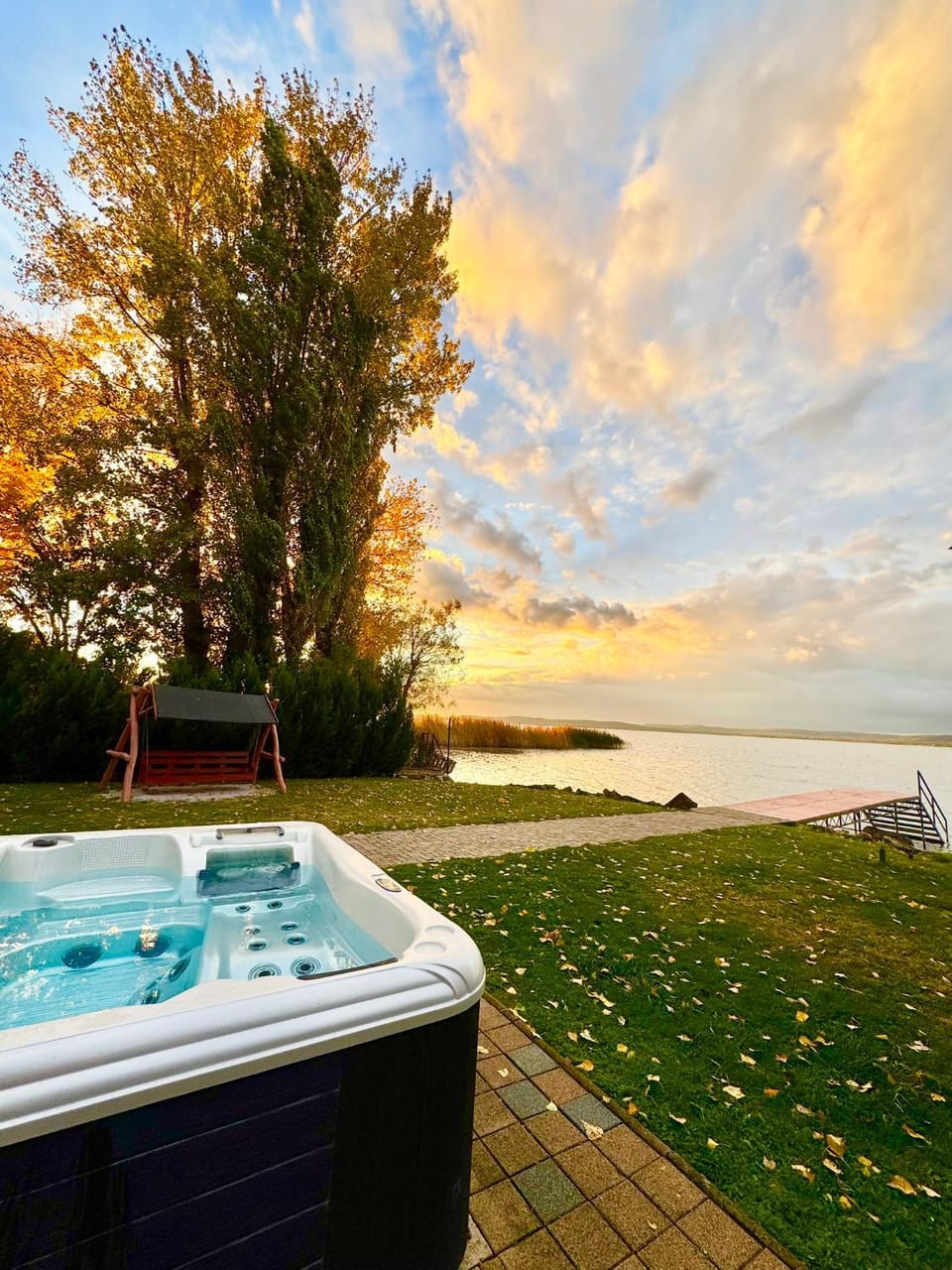 Garden, Hot Tub, Lake view