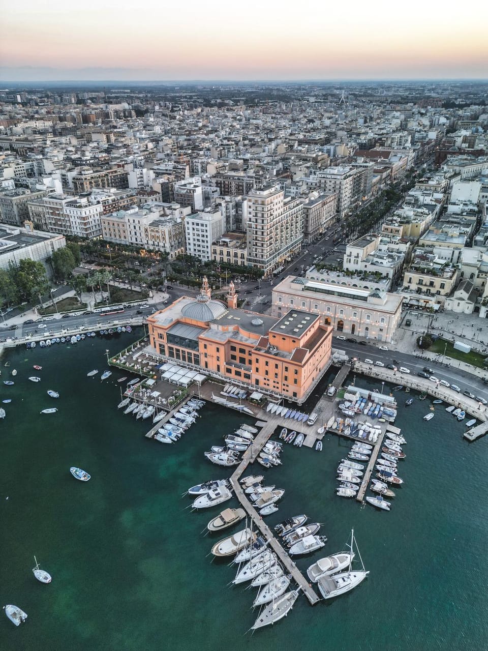 Nearby landmark, Natural landscape, Activities, Bird's eye view, Evening entertainment, City view, Sea view, Entertainment, Location