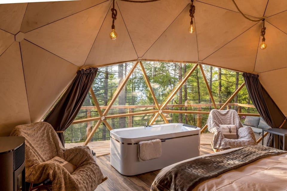 Bed, Natural landscape, Hot Tub, Photo of the whole room, Bedroom