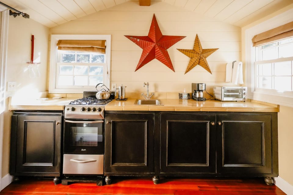Coffee/tea facilities, Kitchen or kitchenette, stove, toaster