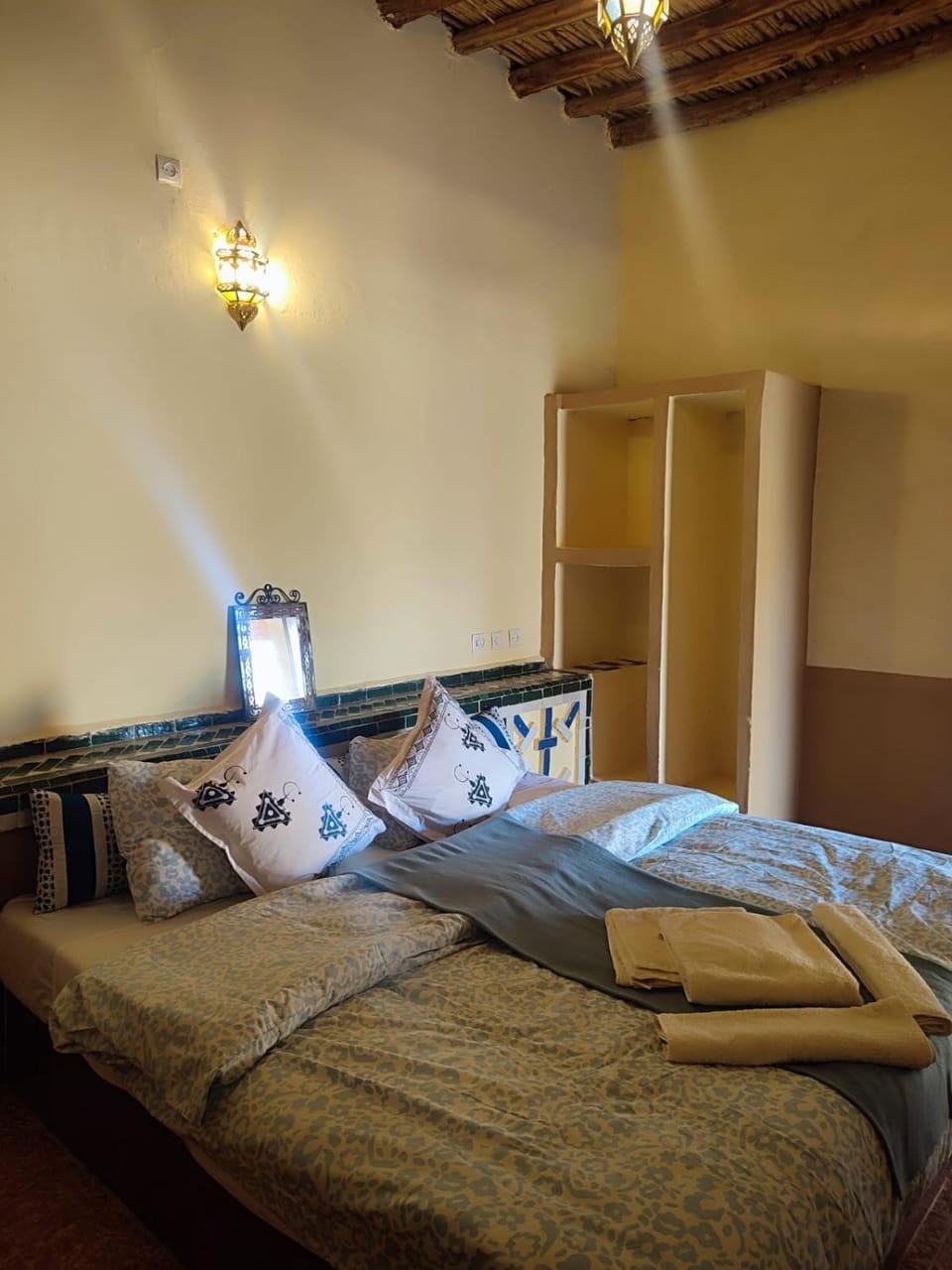 Bed, Photo of the whole room, Decorative detail, Seating area, Bedroom, towels, wardrobe