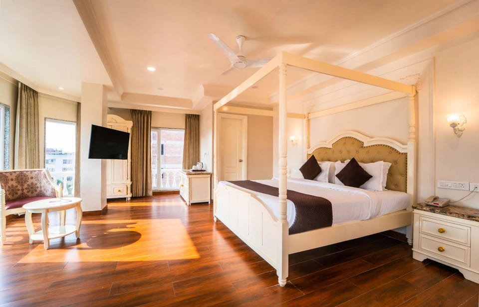Bed, TV and multimedia, Living room, Photo of the whole room, Bedroom