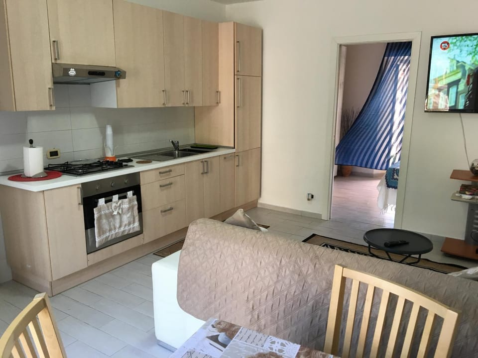 Coffee/tea facilities, Kitchen or kitchenette, Living room, Seating area, Dining area