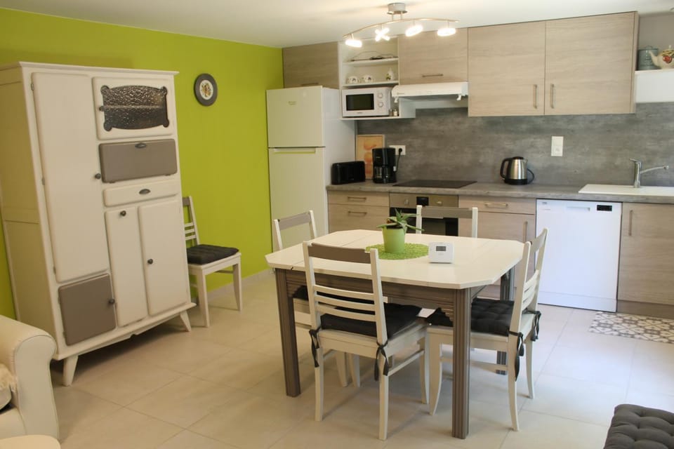 Kitchen or kitchenette, Dining area