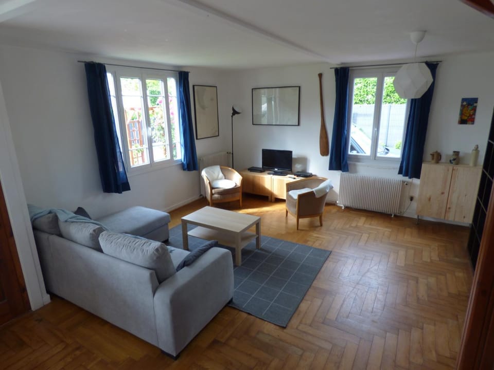 Library, Living room, Seating area, Dining area, Family