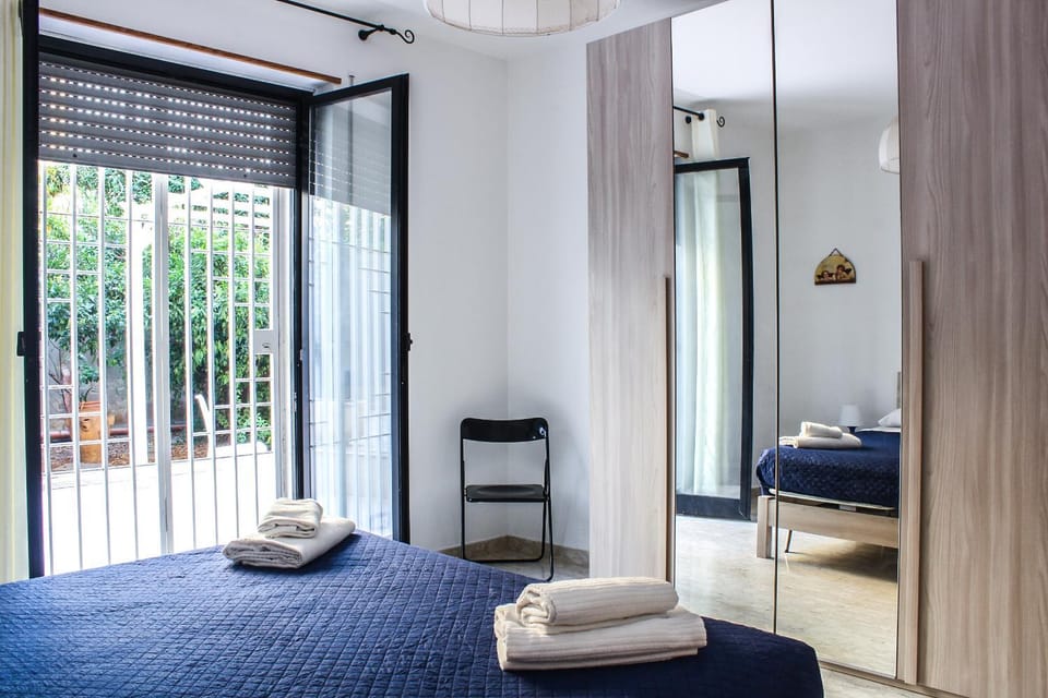 Bed, Bedroom, towels