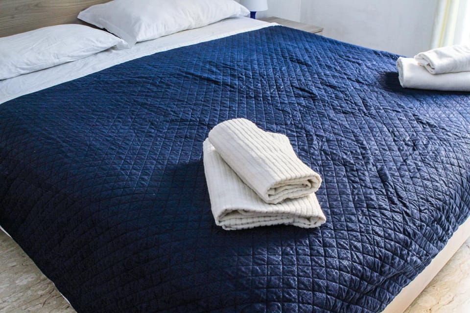 Bed, towels