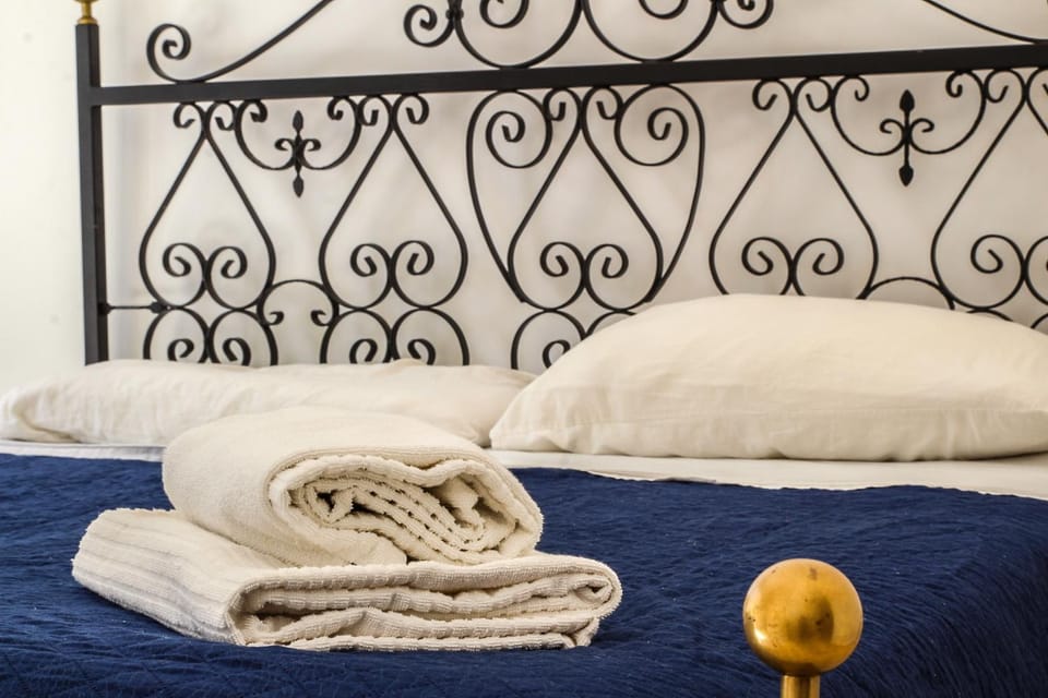 Bed, towels