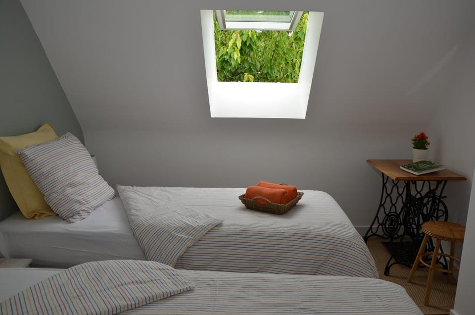 Bed, Photo of the whole room, Bedroom, Drinks, Non alcoholic drinks