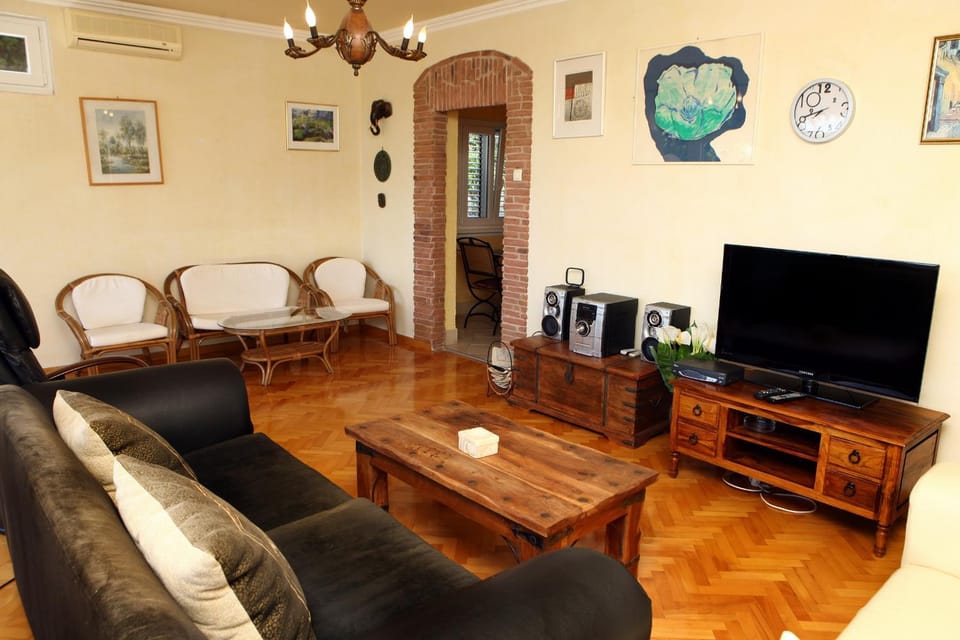 Communal lounge/ TV room, TV and multimedia, Living room, Seating area