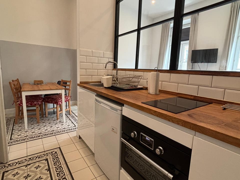 Kitchen or kitchenette, Dining area, stove