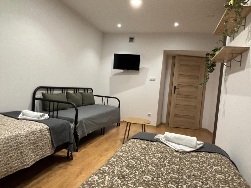 Bed, TV and multimedia, Bedroom, towels