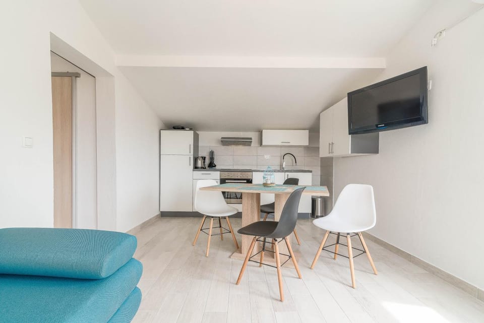 TV and multimedia, Living room, Seating area, Dining area