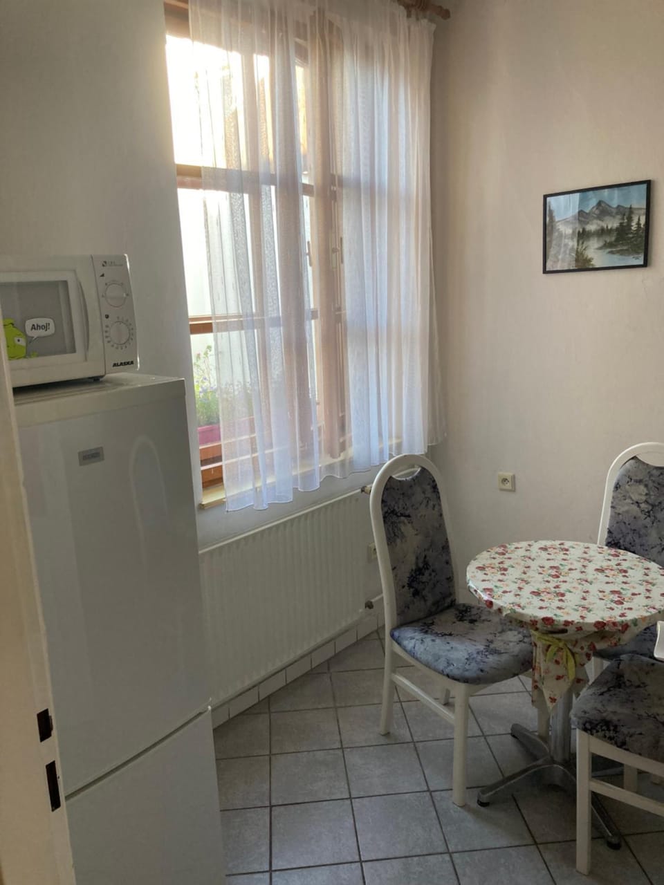 Kitchen or kitchenette, Seating area, Dining area, microwave