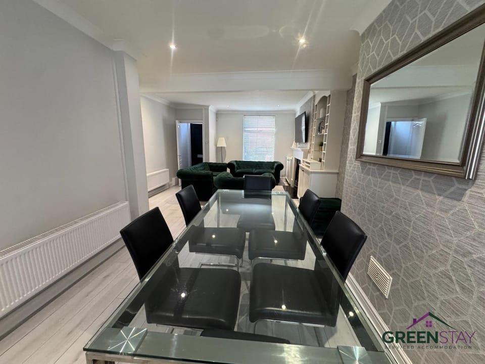 "Honeysuckle House Chester" by Greenstay Serviced Accommodation - Large 3 Bed, 2 Bath House - Sleeps 6 - Private Courtyard - Free Street Parking & WiFi - Near Chester City Centre - Contractors, Business, Families & Long Stays House in Chester