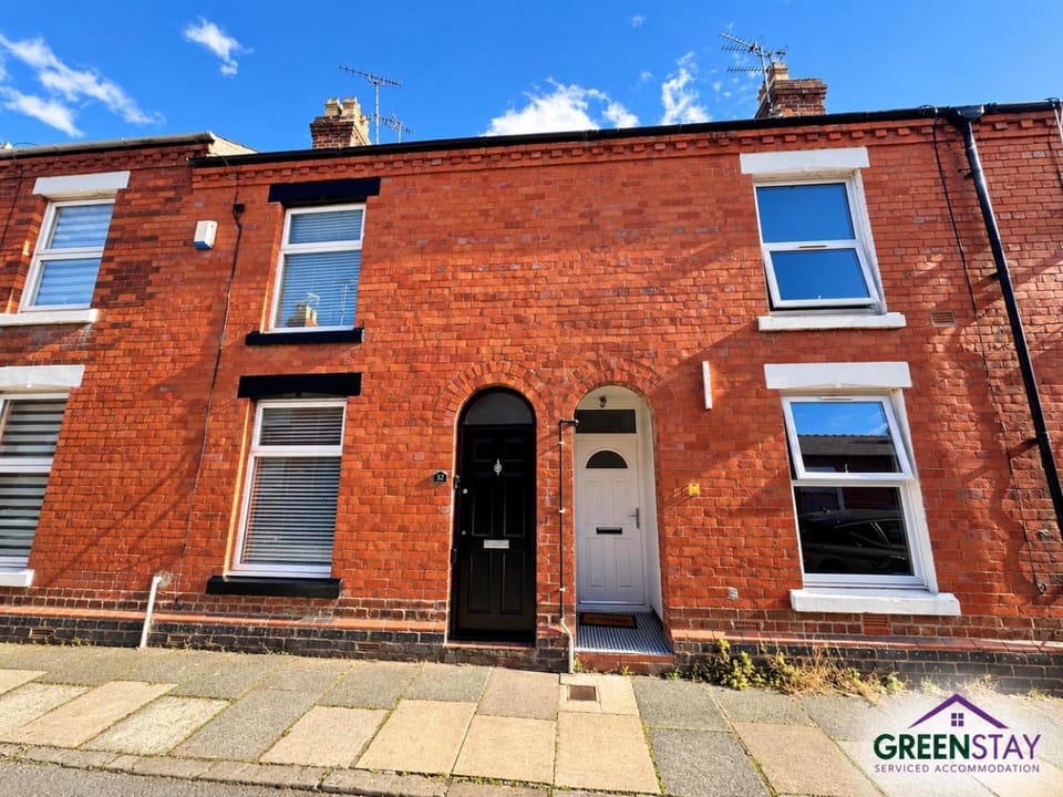 "Honeysuckle House Chester" by Greenstay Serviced Accommodation - Large 3 Bed, 2 Bath House - Sleeps 6 - Private Courtyard - Free Street Parking & WiFi - Near Chester City Centre - Contractors, Business, Families & Long Stays House in Chester