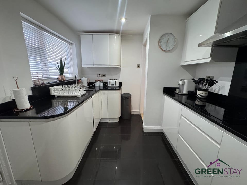"Honeysuckle House Chester" by Greenstay Serviced Accommodation - Large 3 Bed, 2 Bath House - Sleeps 6 - Private Courtyard - Free Street Parking & WiFi - Near Chester City Centre - Contractors, Business, Families & Long Stays House in Chester