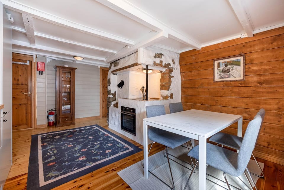 Dining area, kitchen