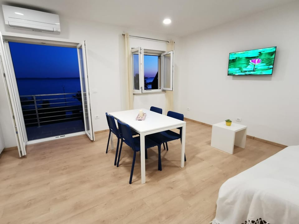 TV and multimedia, Living room, Dining area