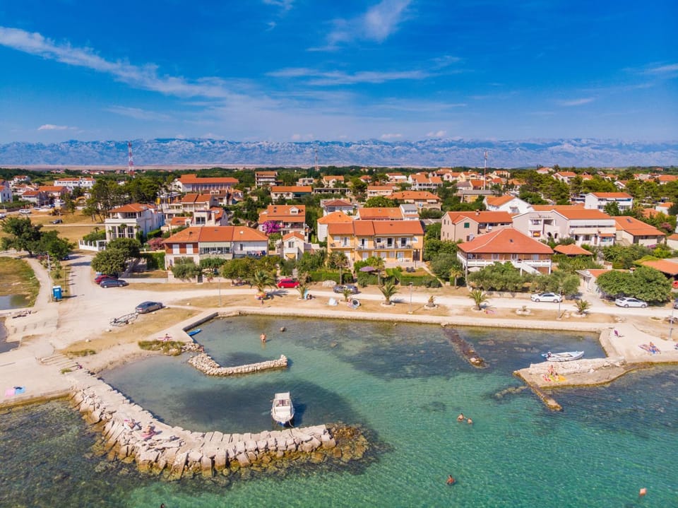Property building, Neighbourhood, Natural landscape, Beach, Location