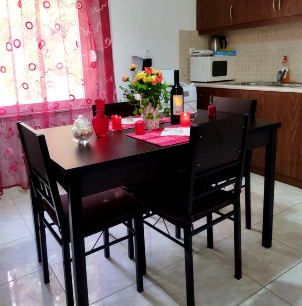 Dining area, kitchen