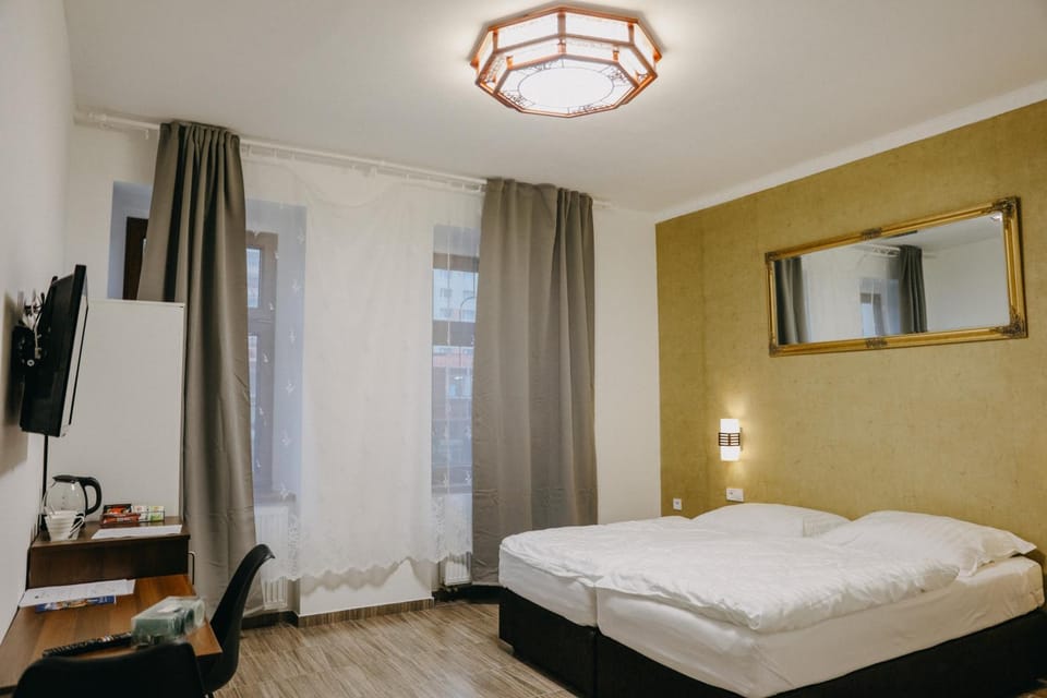 Bedroom, City view