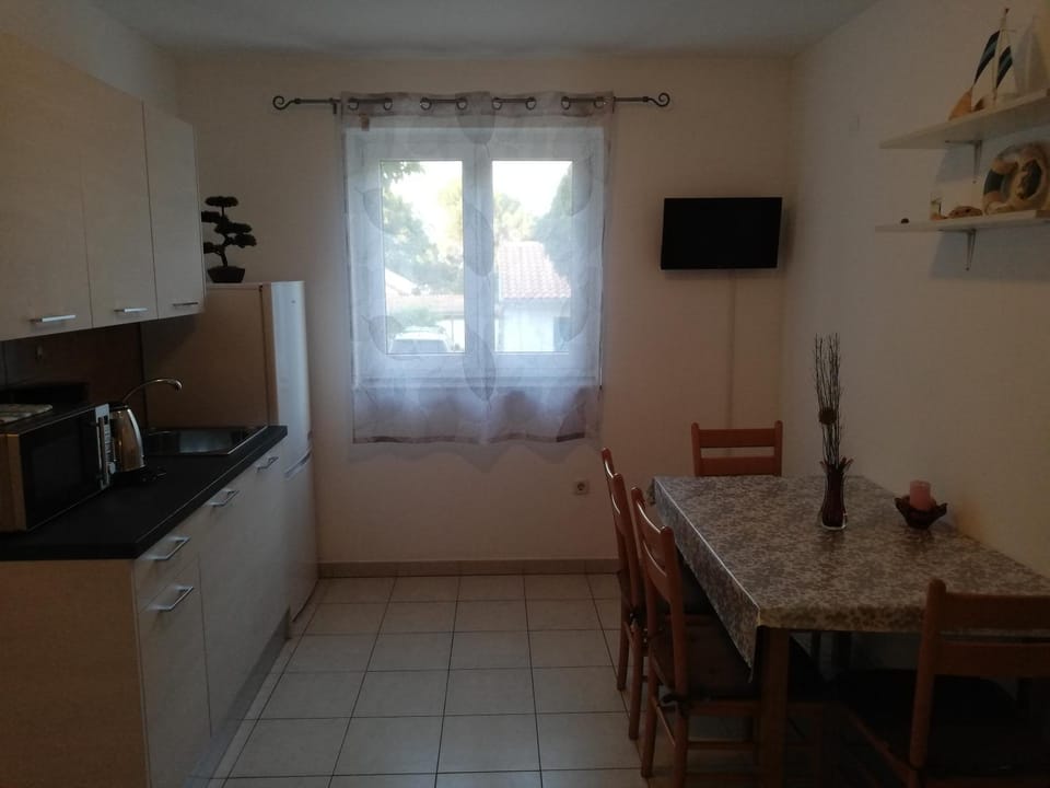 Kitchen or kitchenette, Dining area