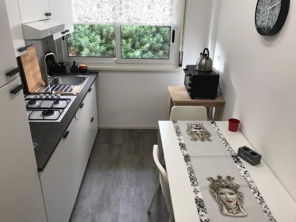 Kitchen or kitchenette, Dining area