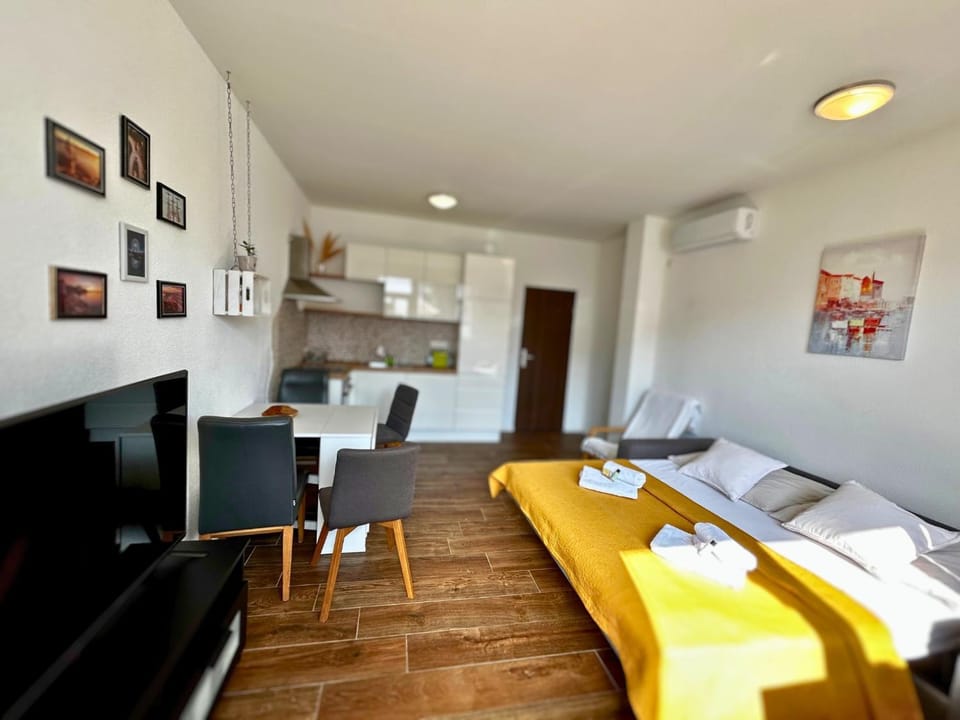 Bed, TV and multimedia, Kitchen or kitchenette, Living room, Dining area