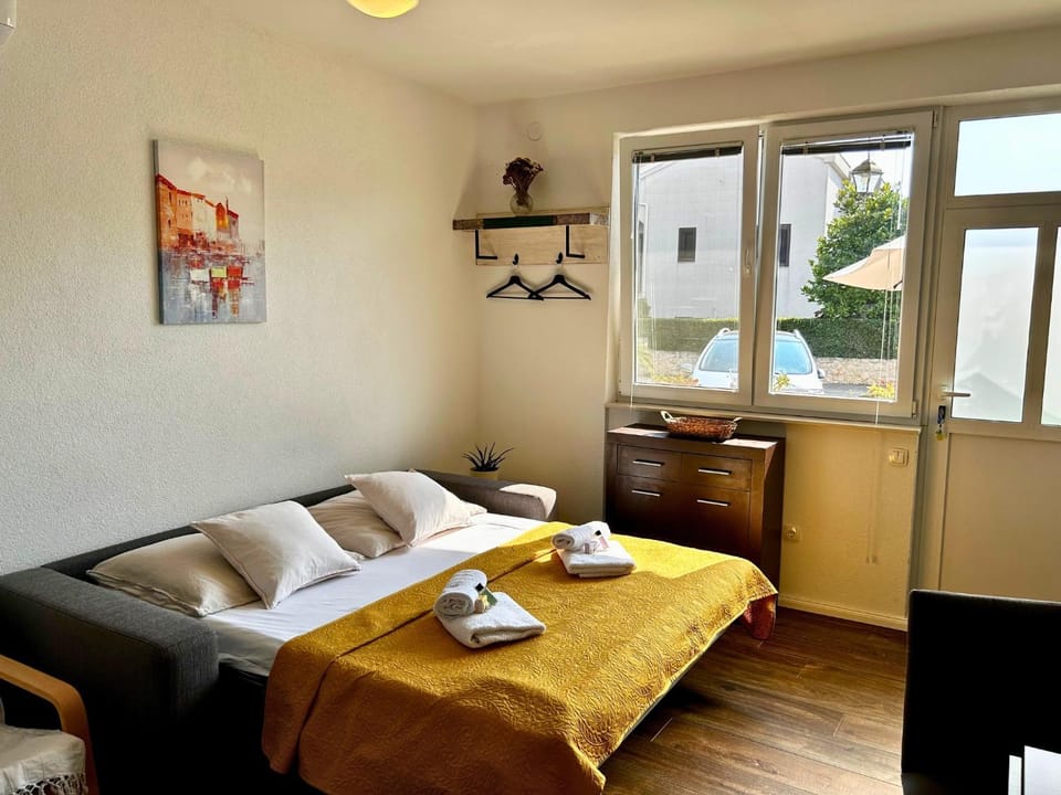 Bed, Living room