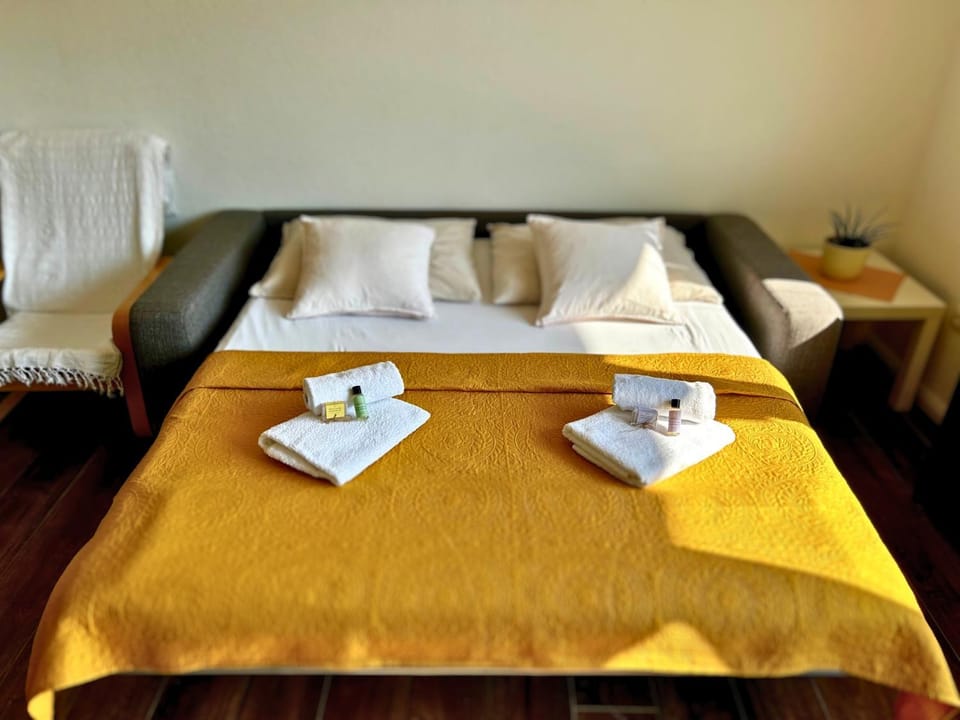 Bed, Living room