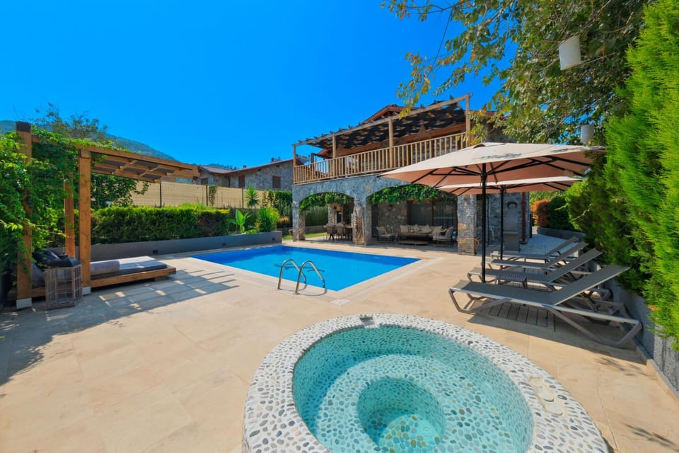 Property building, Patio, Day, Garden, Pool view, Swimming pool, sunbed